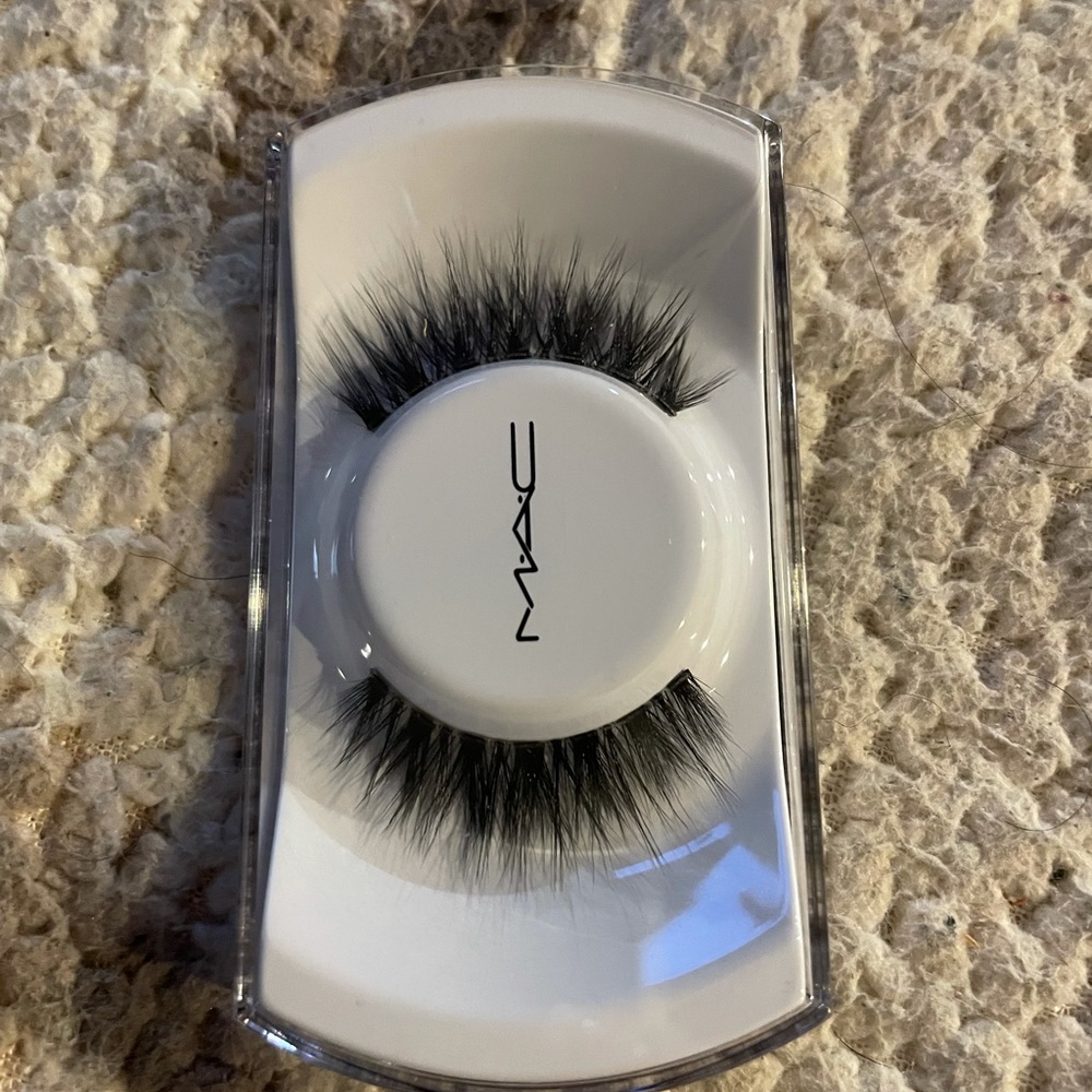 NIB! MAC false eyelashes - Picture 2 of 3